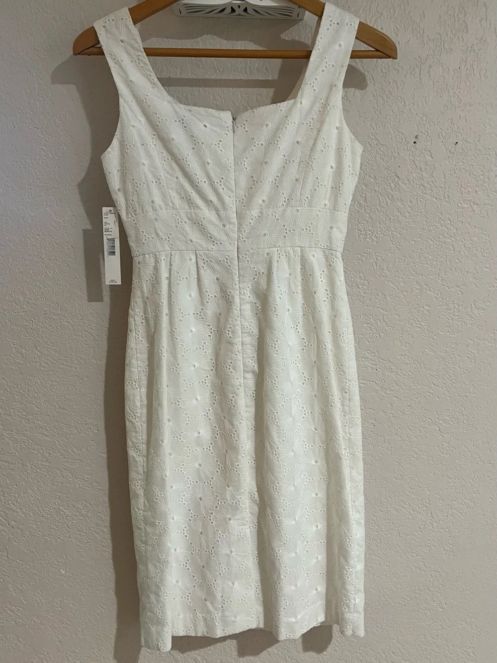 ANTONIO MELANI White Floral Eyelet Sheath dress, size 0 - Picture 5 of 5